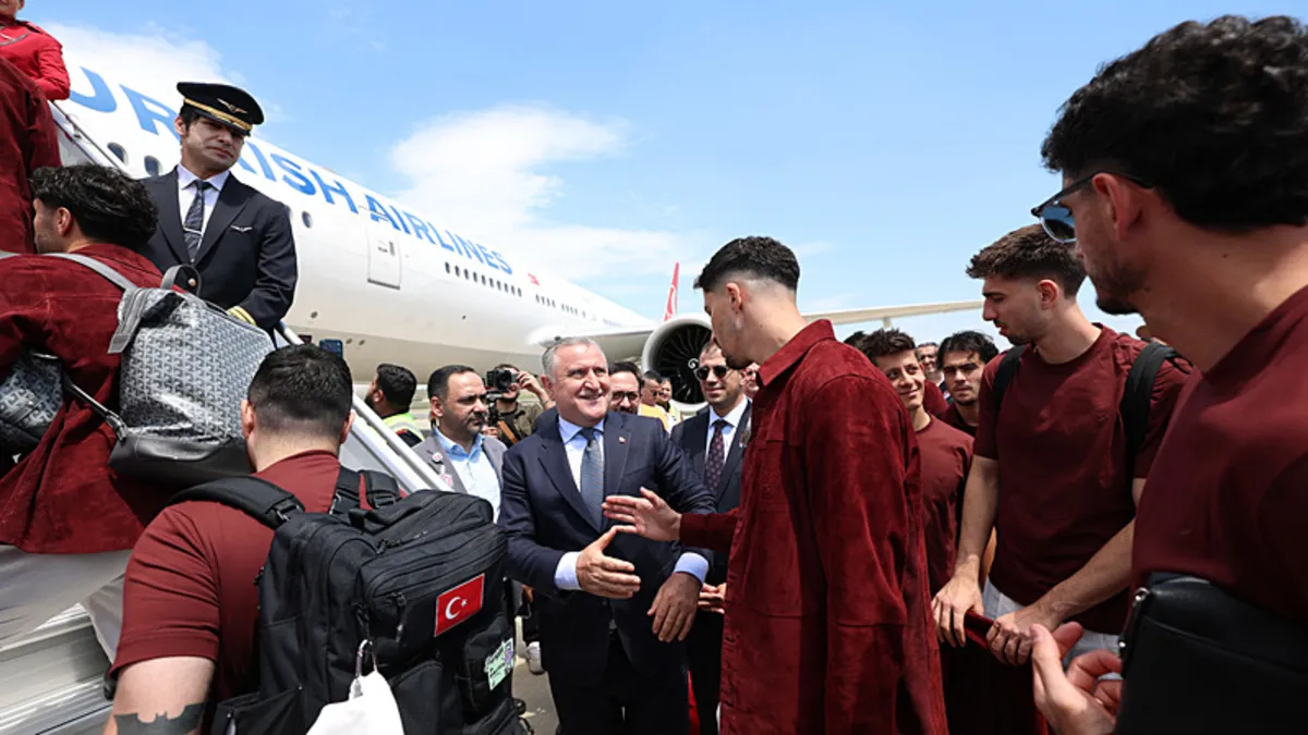 Bakan Bak milli futbolcuları ABD'ye uğurladı