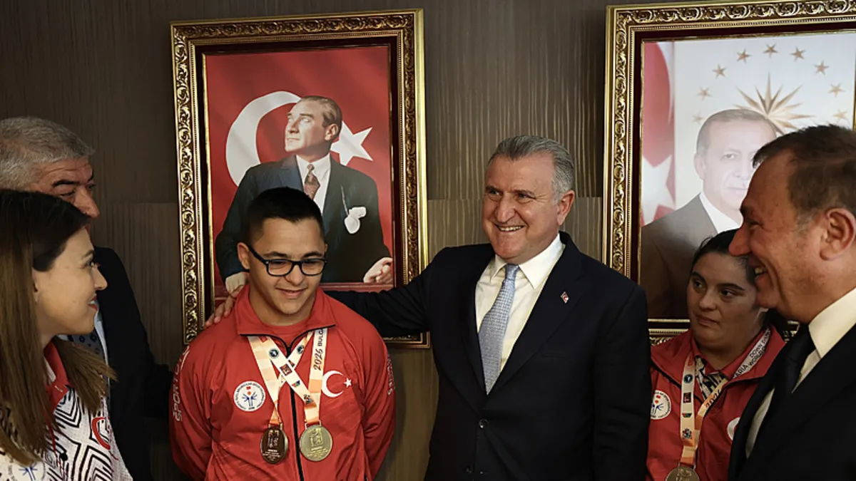 Bakan Bak'tan özel sporculara ziyaret: 51 madalya başarısı