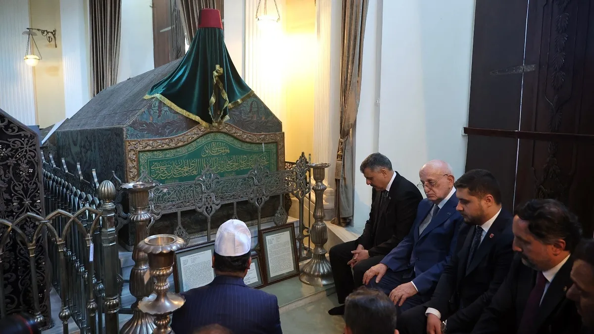 Bakan Çiftçi ve Kahraman, II. Abdülhamid'in türbesini ziyaret etti