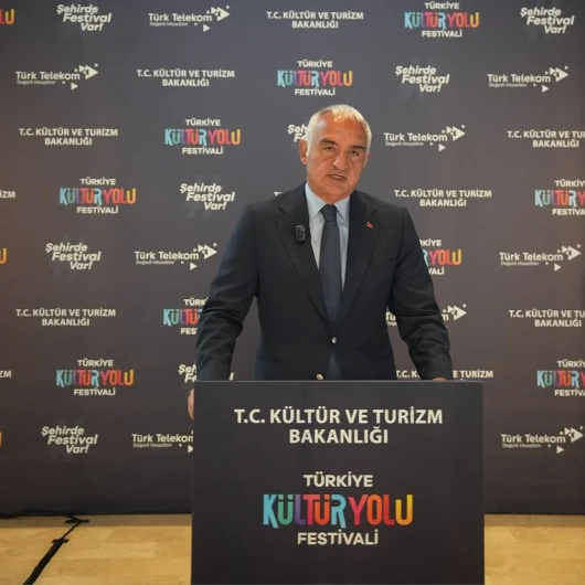 Bakan Ersoy'dan Filistin için ses yükselten sanatçılara destek