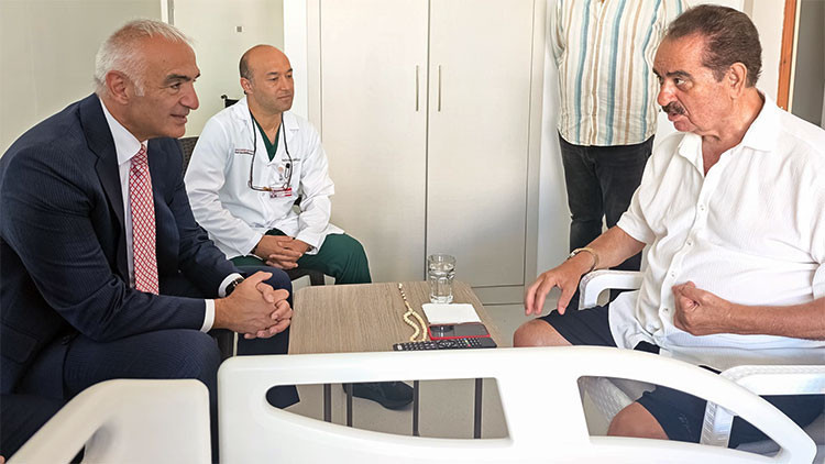 Bakan Ersoy, İbrahim Tatlıses'i Hastanede Ziyaret Etti