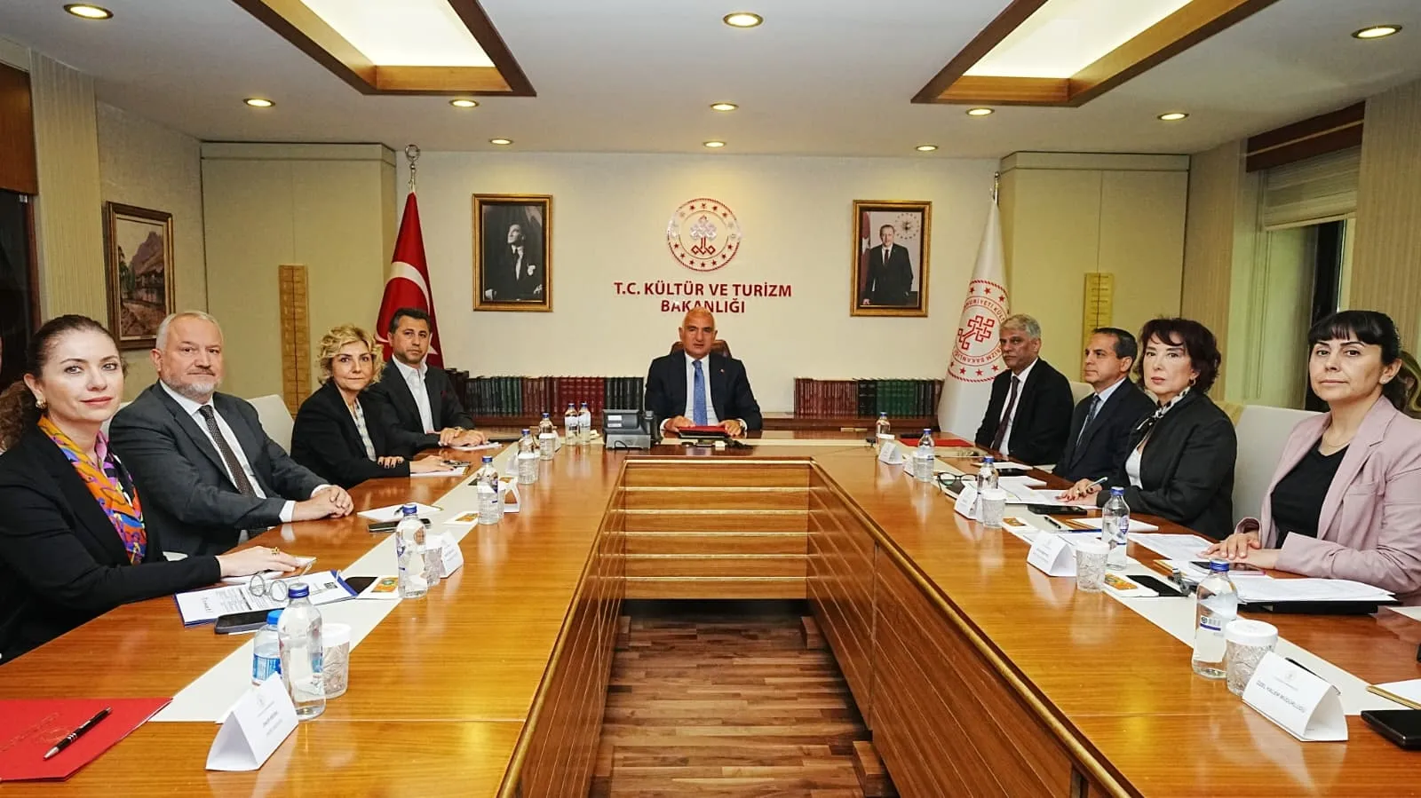 Bakan Ersoy'dan turizmde yeni yol haritası: Sektör temsilcileriyle buluştu