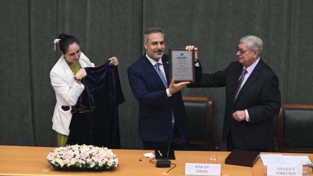 Rusya'nın prestijli üniversitesi MGIMO'dan Bakan Fidan'a fahri doktora