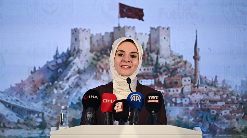 Bakan Göktaş: İslam ülkelerinden genç kadınları ortak gelecek fikrinde buluşturacağız