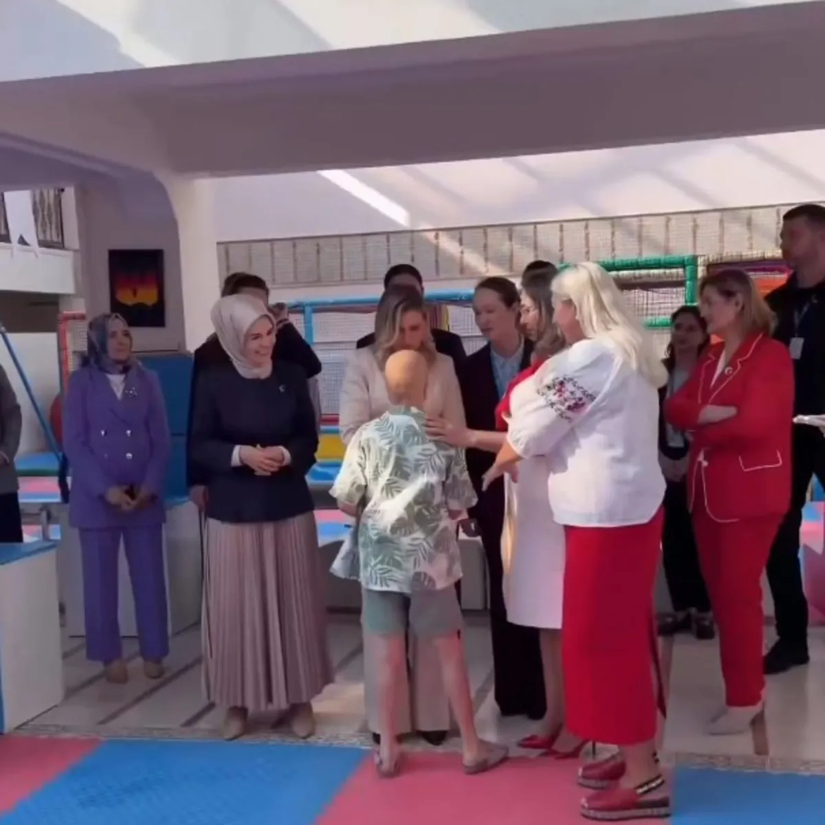 Bakan Göktaş ve Olena Zelenska'dan Ukraynalı savaş mağduru çocuklara ziyaret