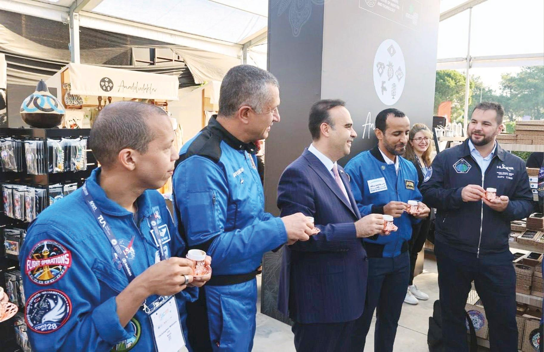 Bakan Kacır Uzay Kongresi'nde Astronotlarla Pazar Gezdi