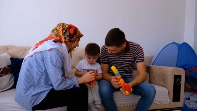 Bakan Kurum depremzede çiftin yeni evindeki bayram sevincine ortak oldu