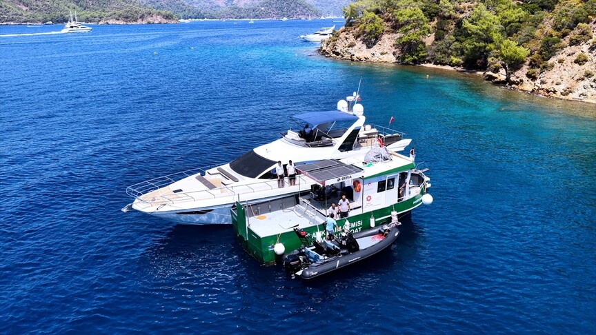 Bakan Kurum, Fethiye'de deniz süpürgesi ve atık alım gemisini paylaştı