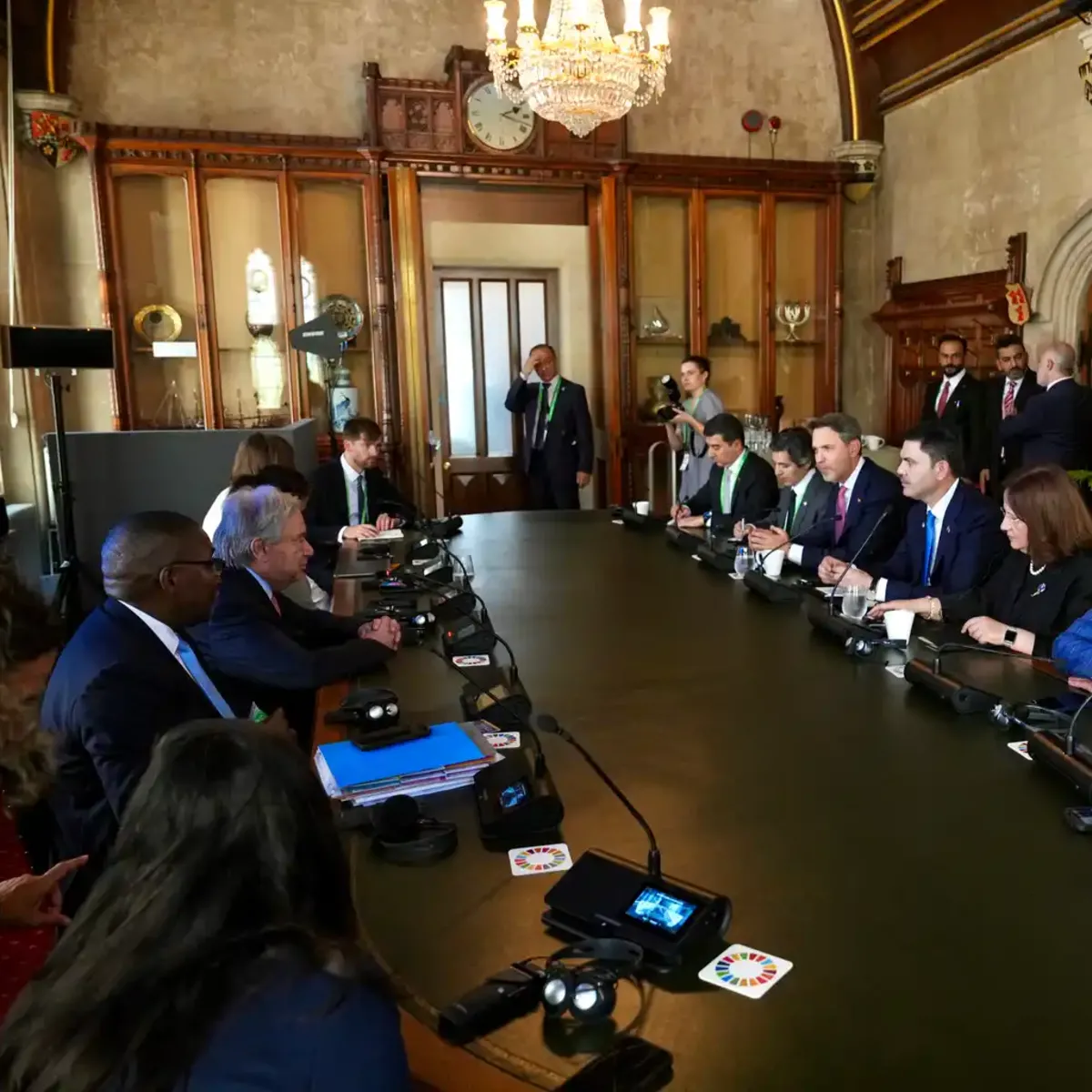 Bakan Kurum ve Bayraktar, BM Genel Sekreteri Guterres ile Londra'da Görüştü
