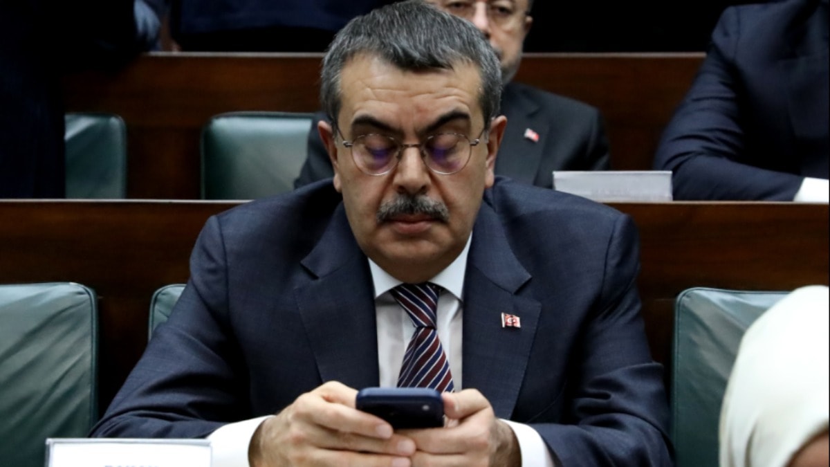 Bakan Tekin, İngiliz gemisini buharlaştırdı
