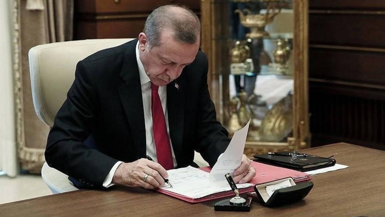 Bakanlıklarda ve Bürokraside Üst Düzey Görevden Almalar: Resmi Gazete'de Yayımlandı