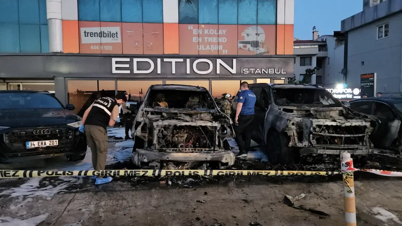 Bakırköy'de oto galeride şüpheli yangın: 4 lüks araç küle döndü