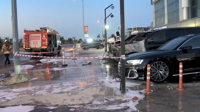 Bakırköy’de 50 milyon TL’lik 4 otomobil yangında kül oldu