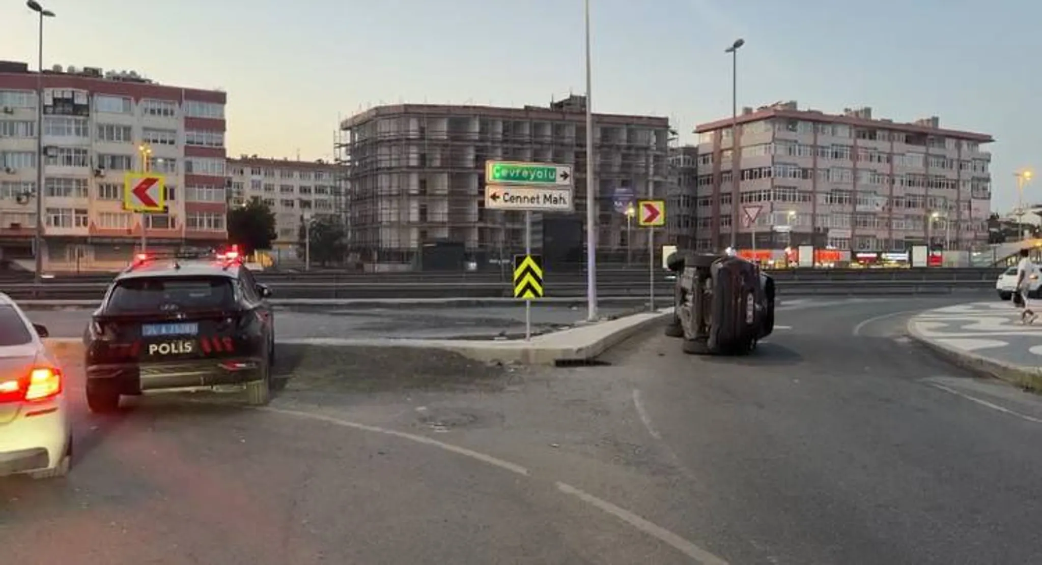Bakırköy'de Direksiyon Hakimiyetini Kaybeden Sürücü Refüje Çarpıp Devrildi: 1 Yaralı