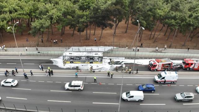 Bakırköy'de İETT otobüsü alevlere teslim oldu