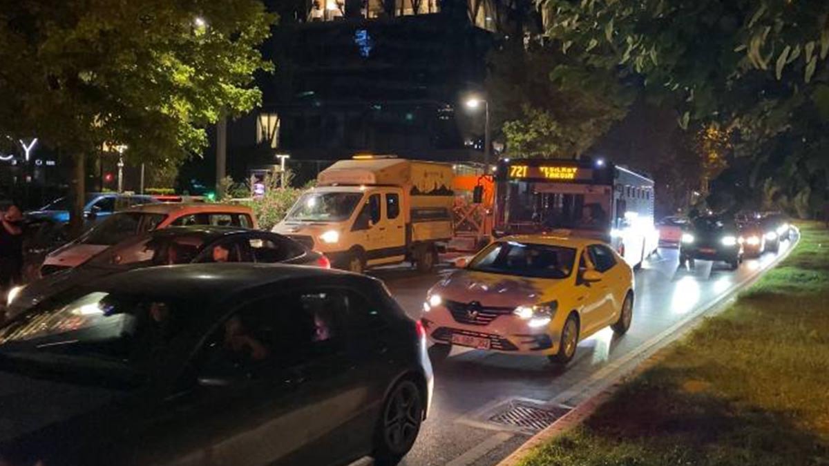 Bakırköy'de kontrolden çıkan araç iki araca çarpıp devrildi