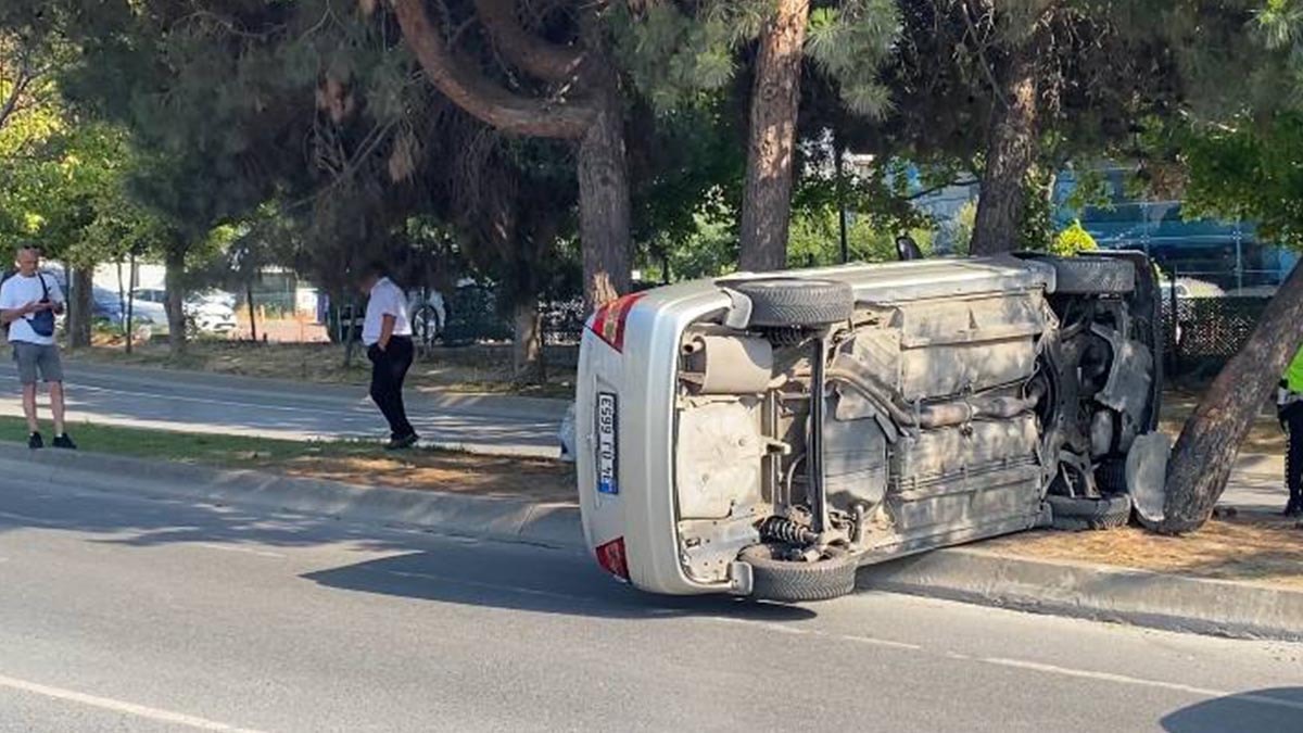 Bakırköy'de kontrolden çıkan otomobil refüje çarpıp devrildi: 1 yaralı