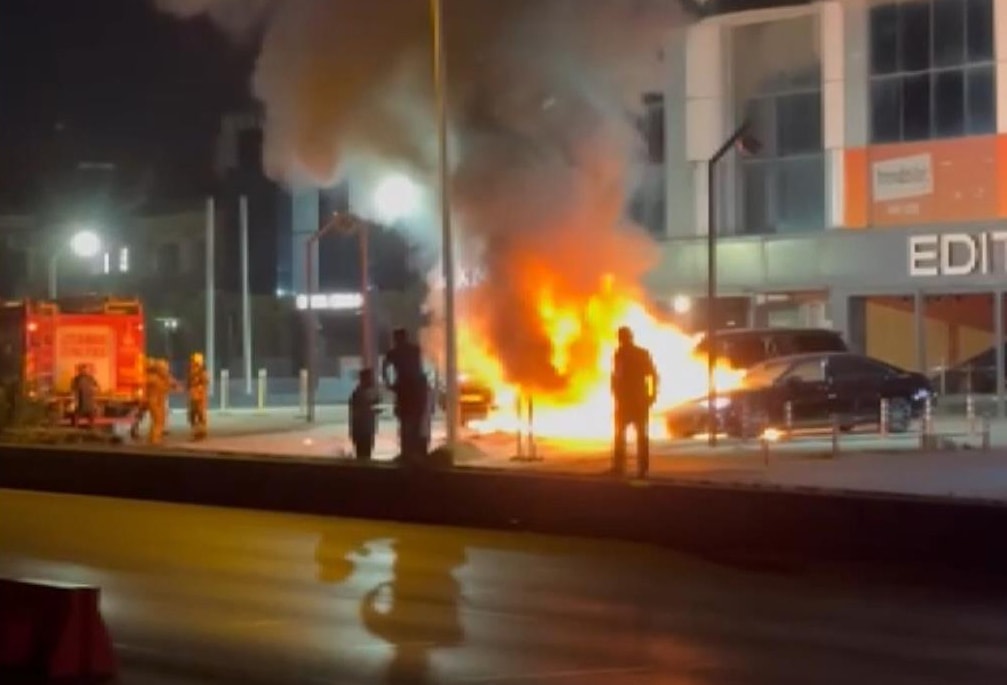 Bakırköy'de lüks araçlar alev alev yandı: Galeri önünde 4 araç kül oldu