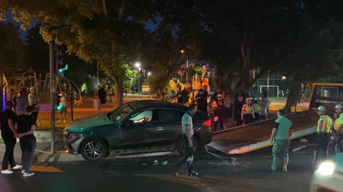 Bakırköy'de kırmızı ışıkta bekleyen araca çarpan otomobil takla attı