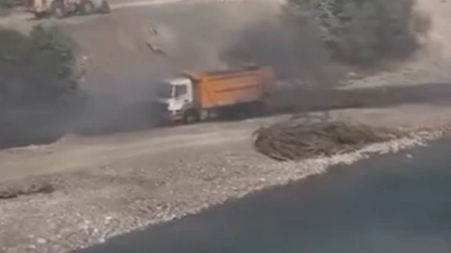 Balataları Tutuşan Kamyon Şoförü Alevler Arasında Dereye Sığındı