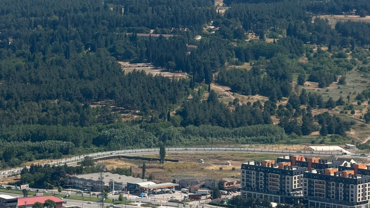 Balıkesir Altıeylül’deki arazi yangınına havadan ve karadan müdahale sürüyor