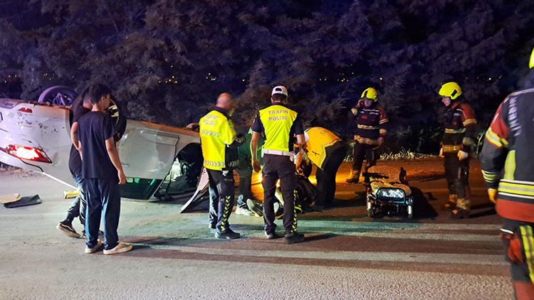 Balıkesir'de Hız Yapan Araç Takla Attı: 2 Yaralı