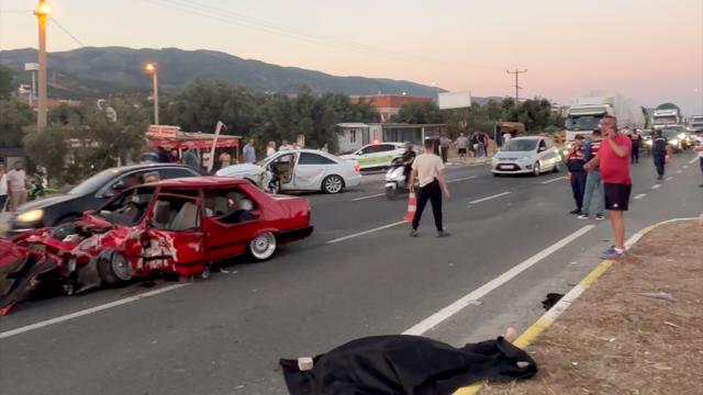 Balıkesir'de feci kaza: 2 ölü, 3 yaralı