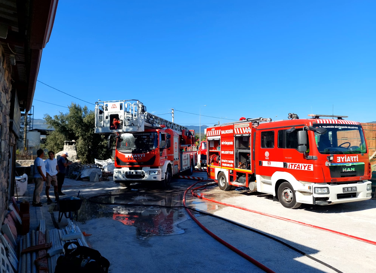 Balıkesir Edremit'te Çıkan Yangında 5 İş Yeri Zarar Gördü