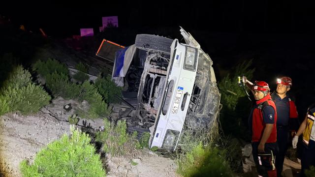 Balıkesir'de kamyon devrildi: 1 ölü, 1 yaralı