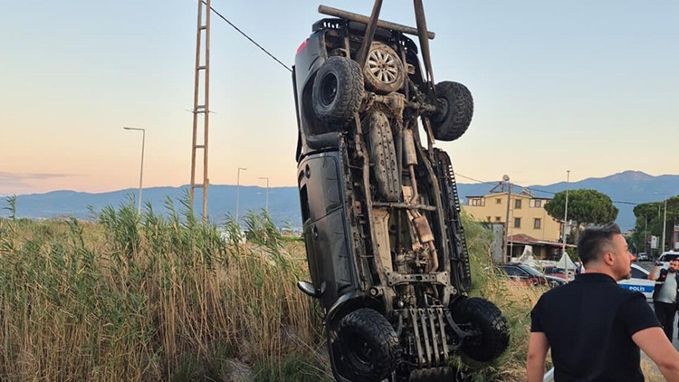 Balıkesir'de kamyonet dereye uçtu: 2 ölü, 1 yaralı