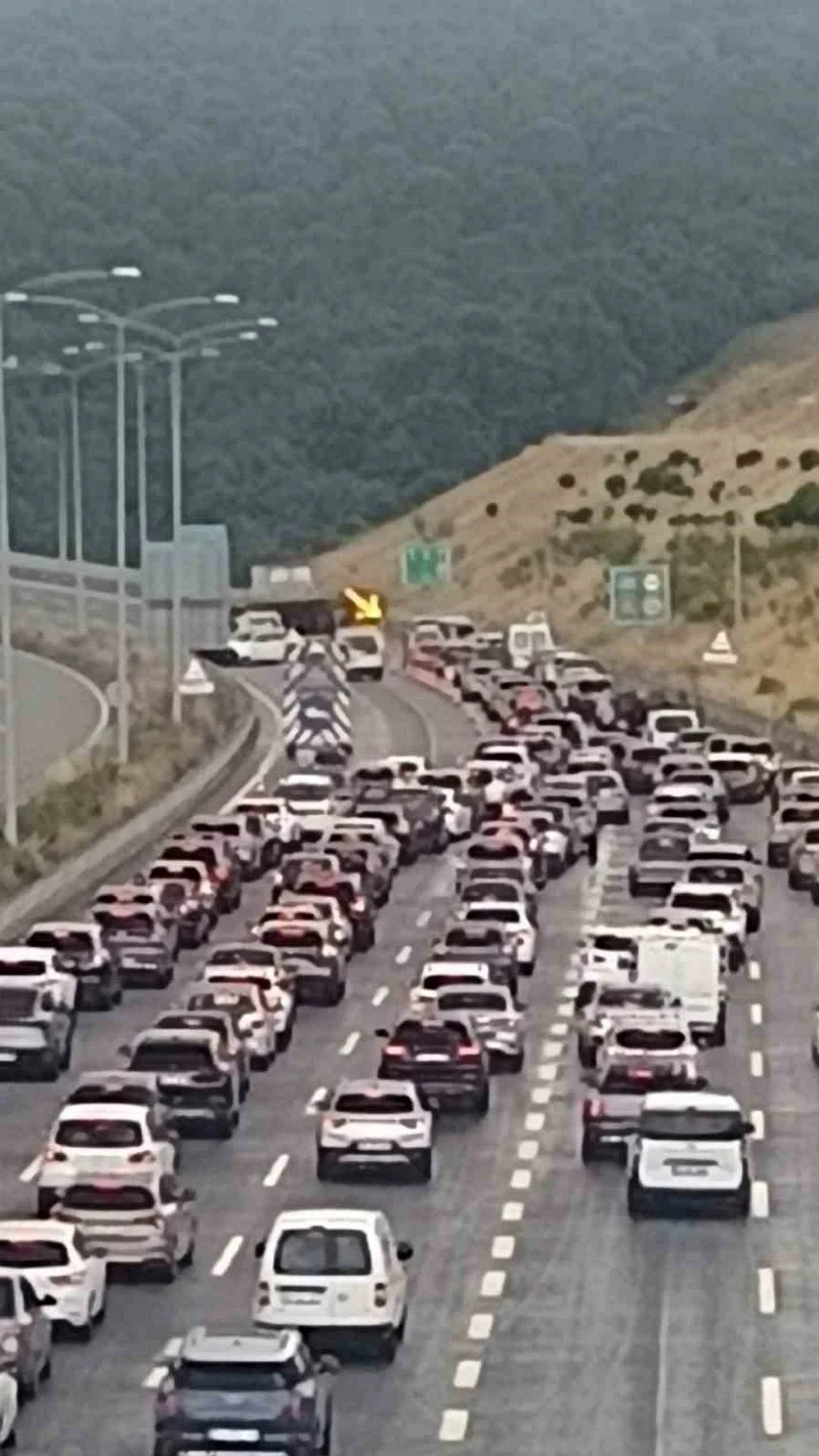 Balıkesir'de Saman Yüklü Tır Devrildi: Otoyol Trafiğe Kapandı
