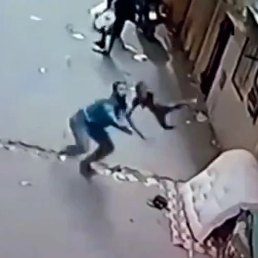 Balkondan Düşen Çocuğu Havada Yakalayan Adam