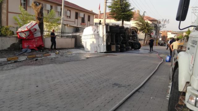 Balya'da devrilen akaryakıt tankerindeki sızıntı kontrol altına alındı