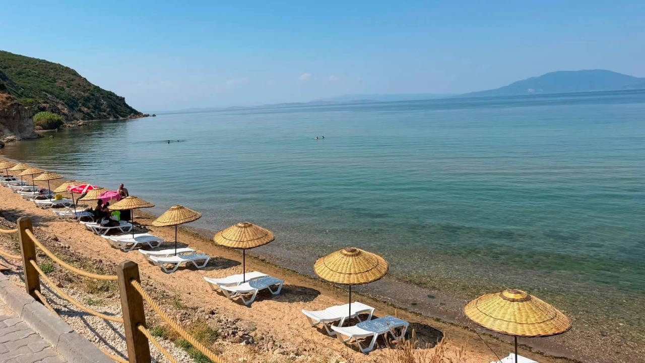 Bandırma Belediyesi'nden ücretsiz şezlong ve şemsiye hizmeti