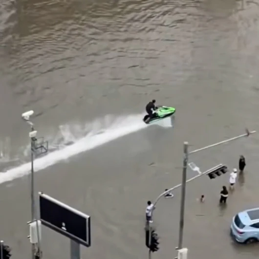 Bangkok'ta Sel Felaketi: Göle Dönen Sokakta Jet Ski Şovu
