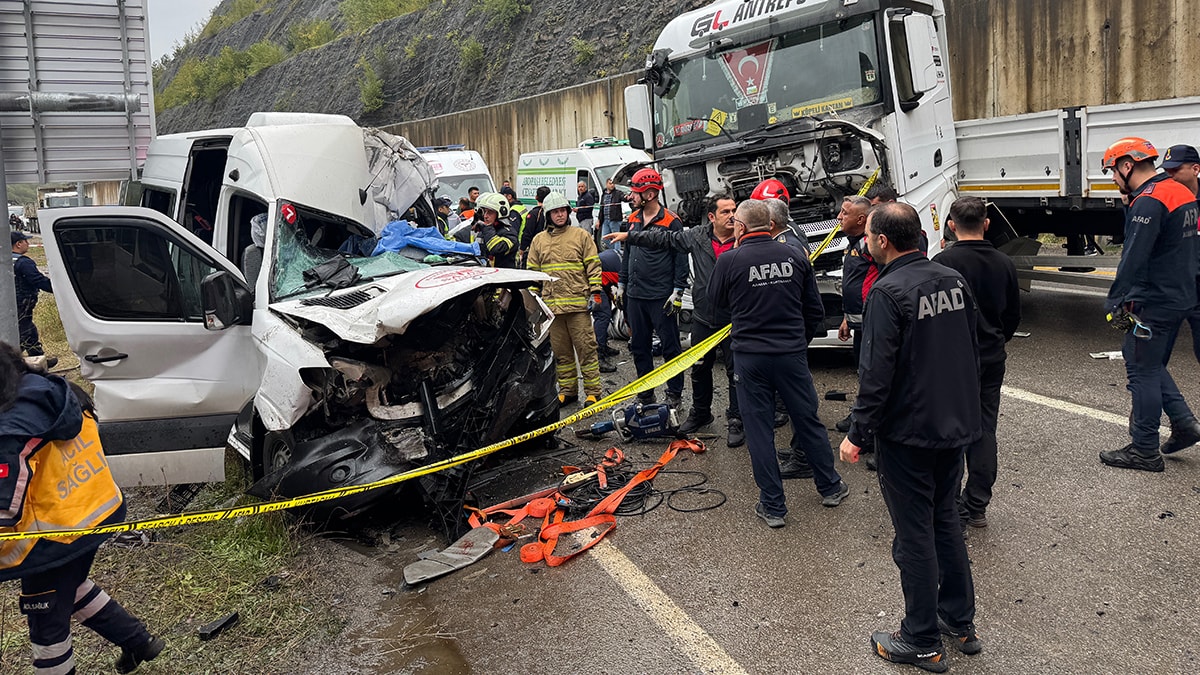 Bartın'da minibüs ile tır çarpıştı: 1 ölü, 11 yaralı