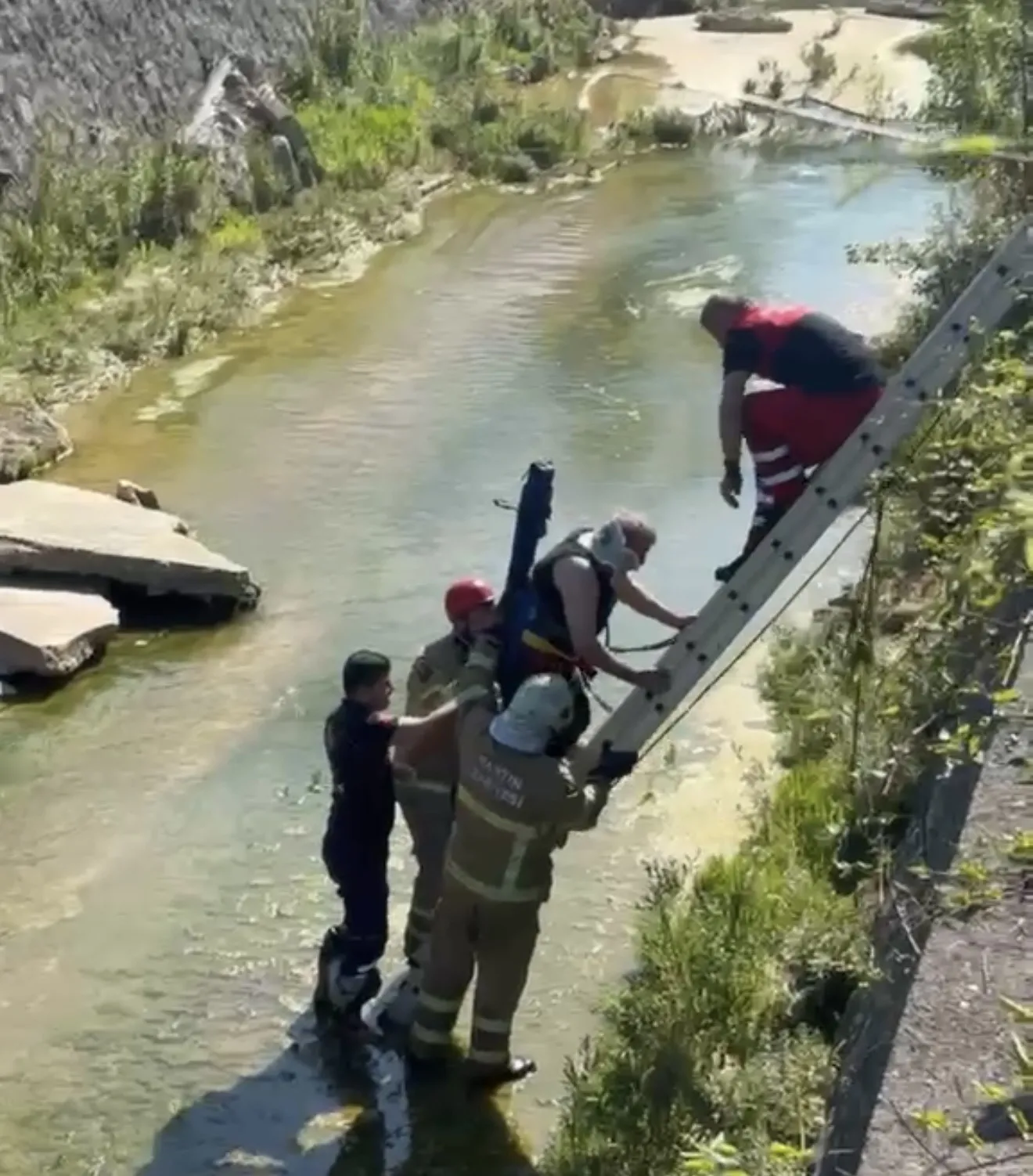 Bartın'da otomobil dere yatağına devrildi: 3 yaralı