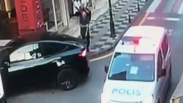 Bartın'da Polisten Kaçan Motosikletli, Vali Yardımcısına Çarptı