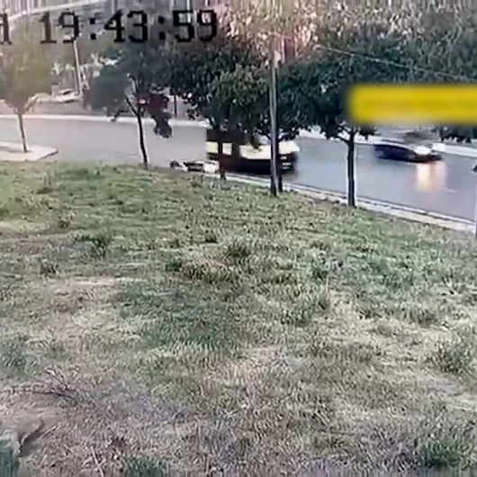 Başakşehir'de Minibüs Kuryeye Çarptı: Kaçan Sürücü Aranıyor