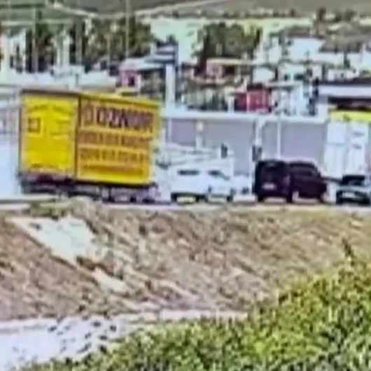 Başakşehir'de Freni Boşalan Kamyonet Kırmızı Işıkta Bekleyen Araçlara Çarptı: 1 Yaralı