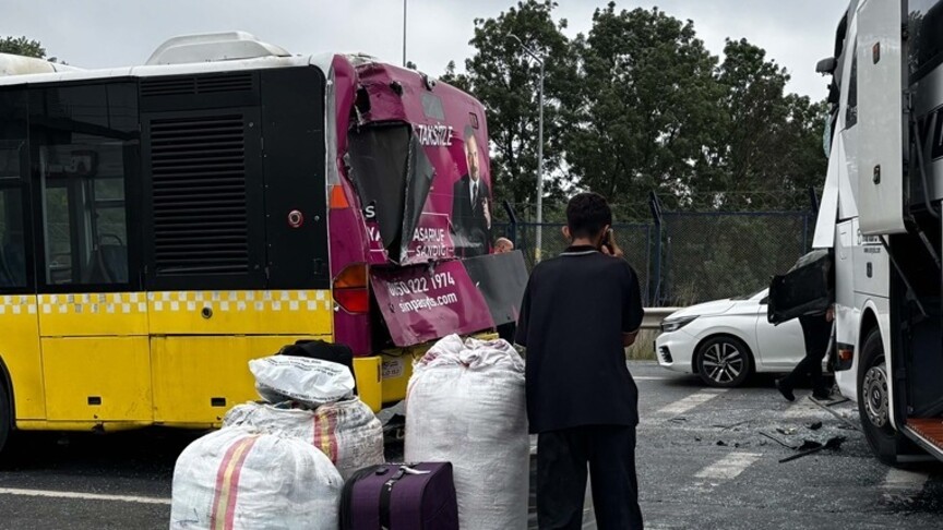 Başakşehir'de İETT ile Özel Otobüs Çarpıştı: 4 Yaralı