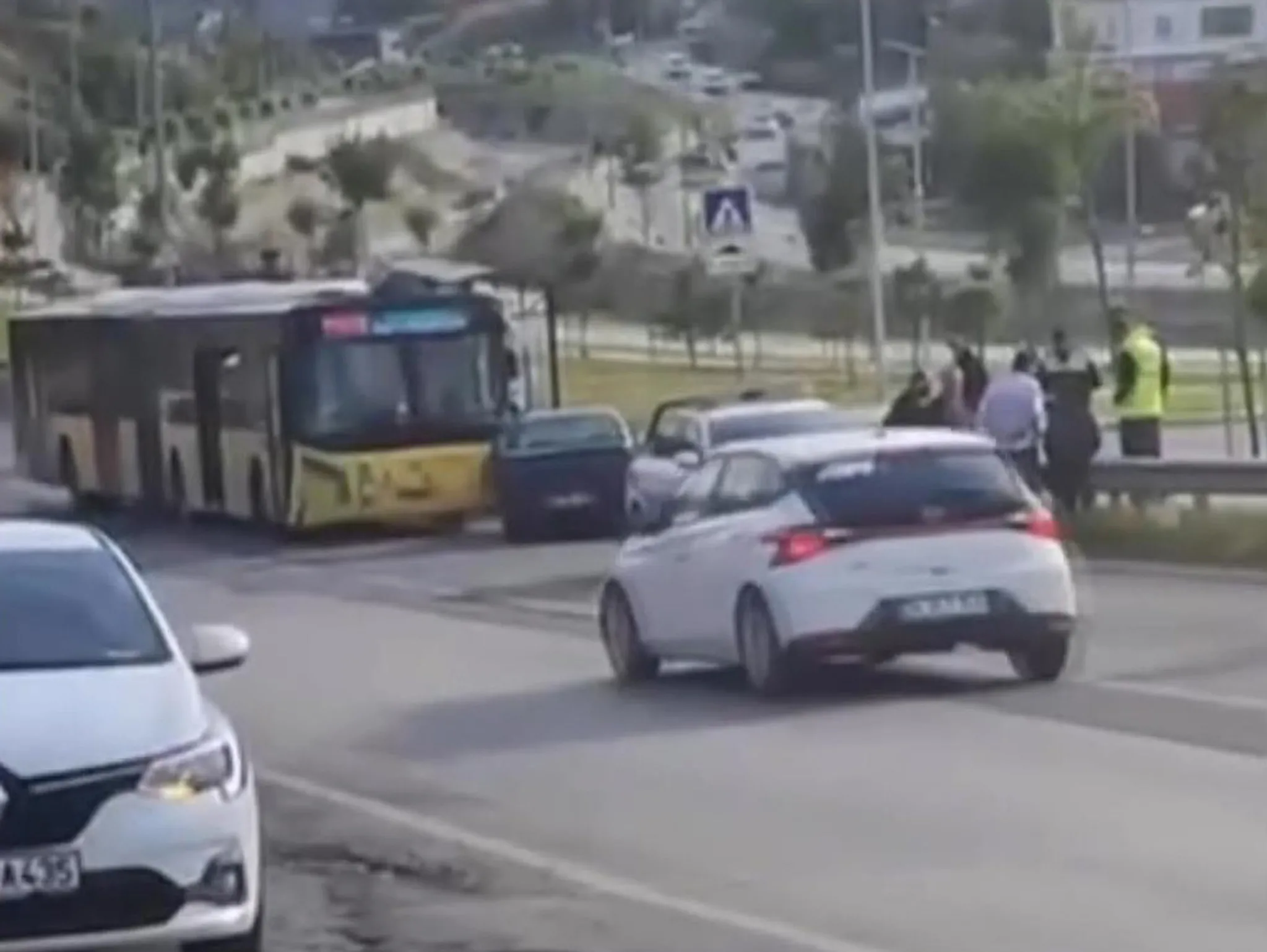 Başakşehir'de İETT Otobüsü ile Otomobil Çarpıştı: 3 Yaralı