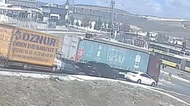Başakşehir'de Kamyonet 4 Araca Çarptı: 1 Yaralı