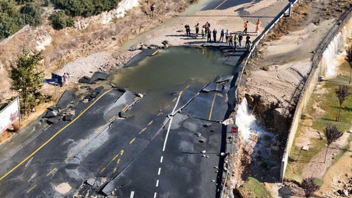 Başakşehir'de su borusu patladı: Cadde göle döndü, yol çöktü