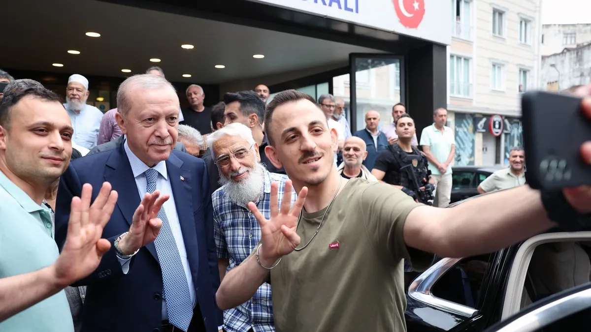 Başkan Erdoğan Beyoğlu'nda Erzurum Vakfı Lokali'ni Ziyaret Etti