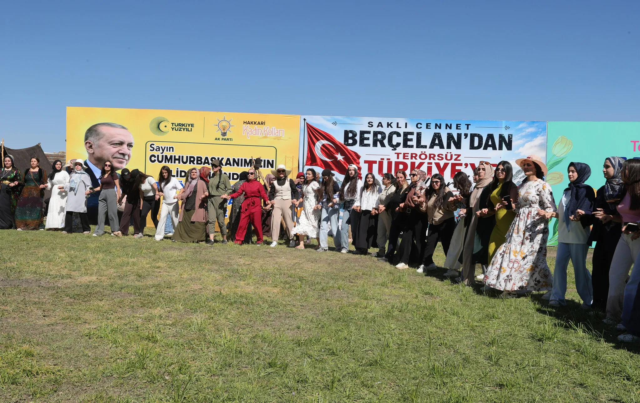 Başkan Erdoğan Hakkari'de Yayla Şenliği'nde kadınlarla buluştu