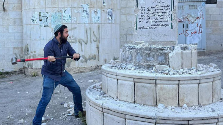 Batı Şeria'da provokasyon: İsrailli vekil anıtı balyozla yıktı