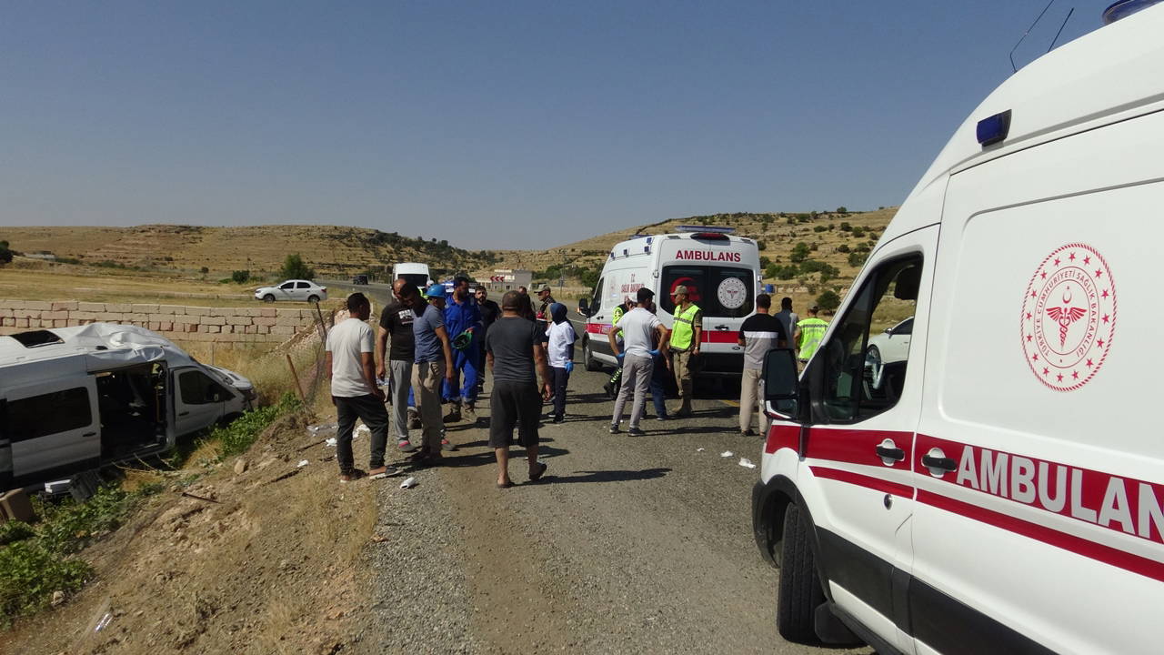 Batman Gercüş'te Minibüs ile Otomobil Çarpıştı: 11 Yaralı