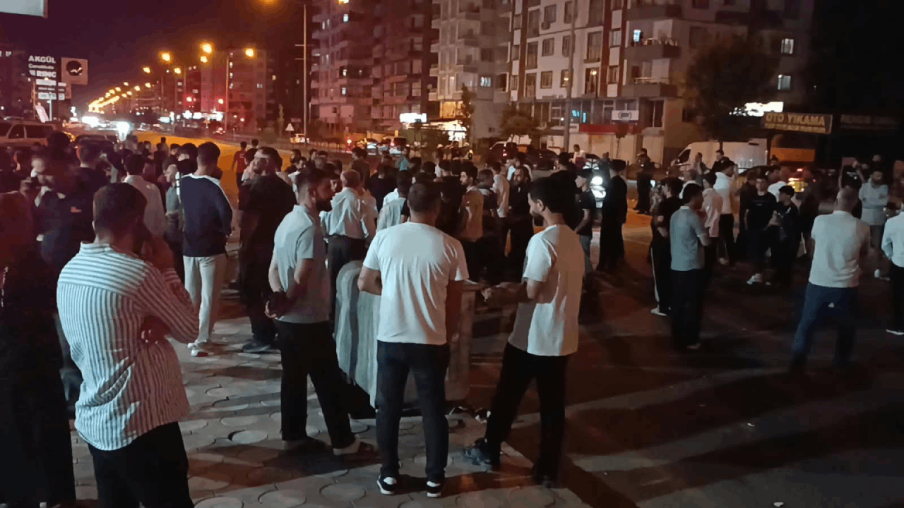 Batman'da Yaya Geçidinde Otomobil 2 Kişiye Çarptı: Mahalleli Yolu Kapattı