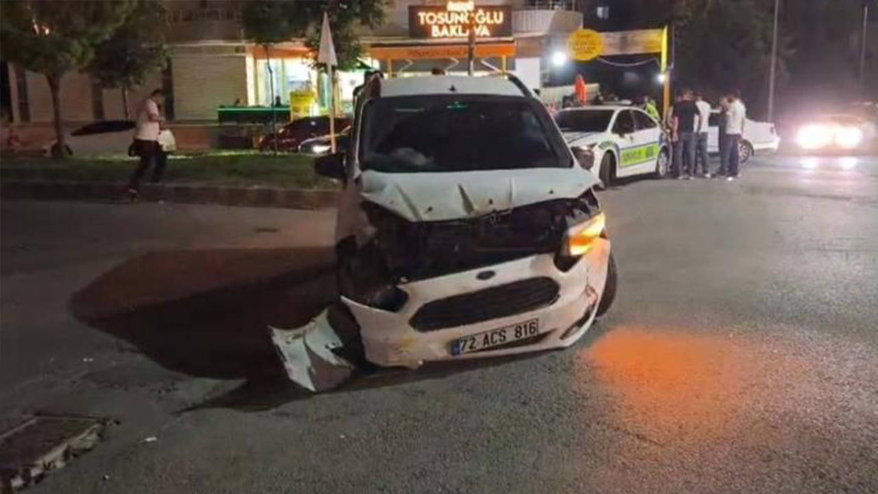 Batman'da Taksi ile Hafif Ticari Araç Çarpıştı: 2 Yaralı